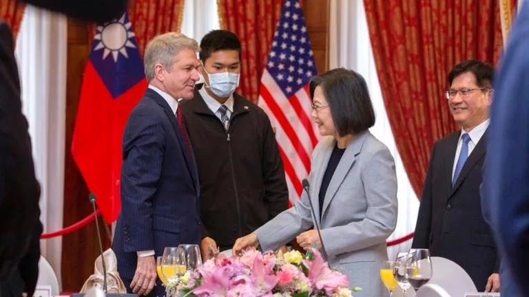 美國警告稱不會被解放軍圍島軍演嚇到，揚言要在臺駐軍，援助武器(圖1)