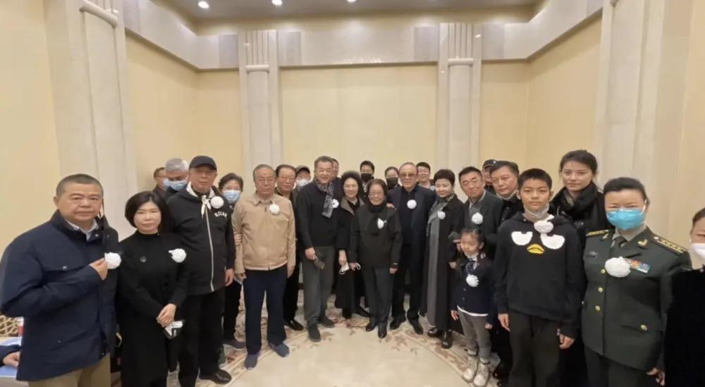 告別儀式合影曝光，李雙江白雪董文華神情嚴肅，黃宏笑容惹爭議(圖2)