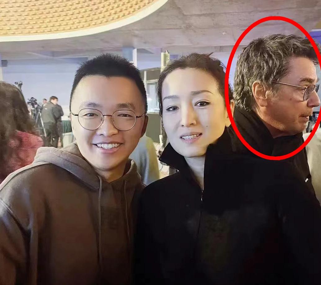 鞏俐夫婦陪法國總統訪華，看到黃渤逗樂馬克龍，鼓掌笑出表情包(圖17)