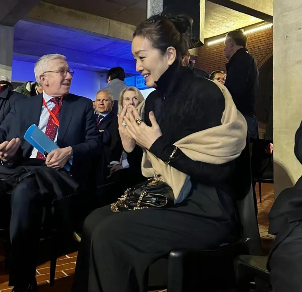 鞏俐夫婦陪法國總統訪華，看到黃渤逗樂馬克龍，鼓掌笑出表情包(圖13)