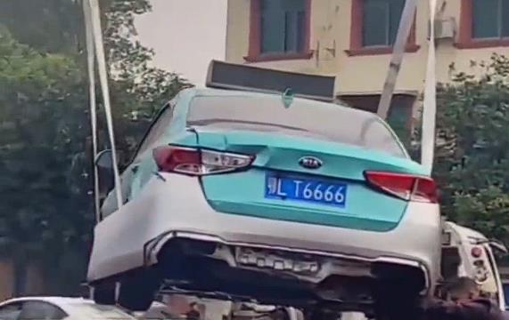 尾號6666出租車溜車墜河 因數字巧合 網評：建議無償轉讓給我(圖1)