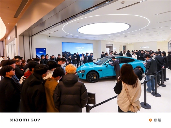 小米SU7實(shí)車比圖片強(qiáng)!雷軍:因?yàn)檐嚿砥崦妗⒐に嚪浅?季?圖2) 小米SU7實(shí)車比圖片強(qiáng)!雷軍:因?yàn)檐嚿砥崦妗⒐に嚪浅?季? height=