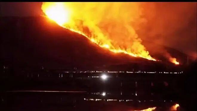 深夜緊急撲救!廣東清遠高鐵站附近突發山火 深夜緊急撲救!廣東清遠高鐵站附近突發山火(圖1)